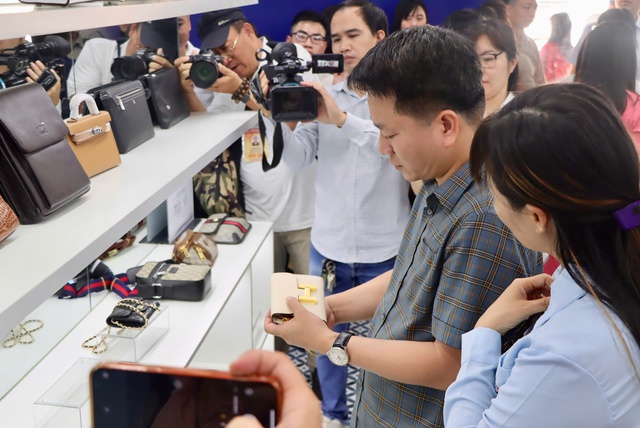 Quản lý thị trường trưng bày 300 sản phẩm bắt giữ trong cao điểm chống hàng giả Quản lý thị trường trưng bày 300 sản phẩm bắt giữ trong cao điểm chống hàng giả