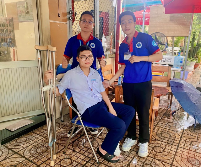 Thí sinh bị gãy chân, di chuyển bằng nạng, được tình nguyện viên tận tình hỗ trợ- Ảnh 4. Thí sinh bị gãy chân, di chuyển bằng nạng, được tình nguyện viên tận tình hỗ trợ- Ảnh 4.