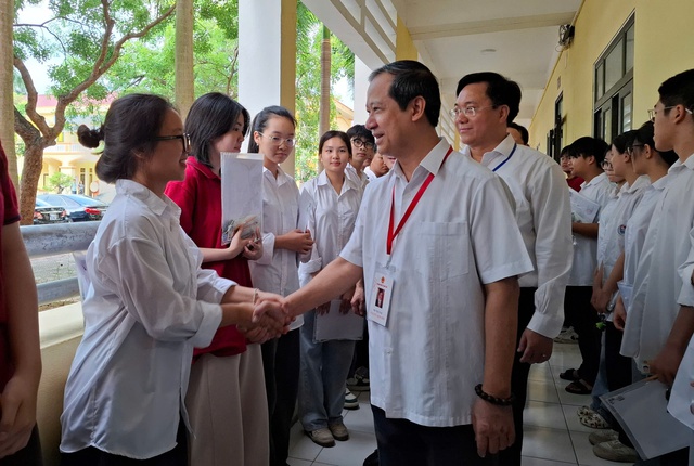 Thi tốt nghiệp THPT 2025: Đề văn bàn về 'vùng trời quê hương' - Ảnh 1.