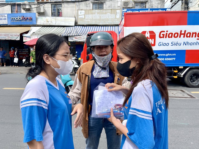

Thí sinh trao đổi sau giờ thi môn văn  