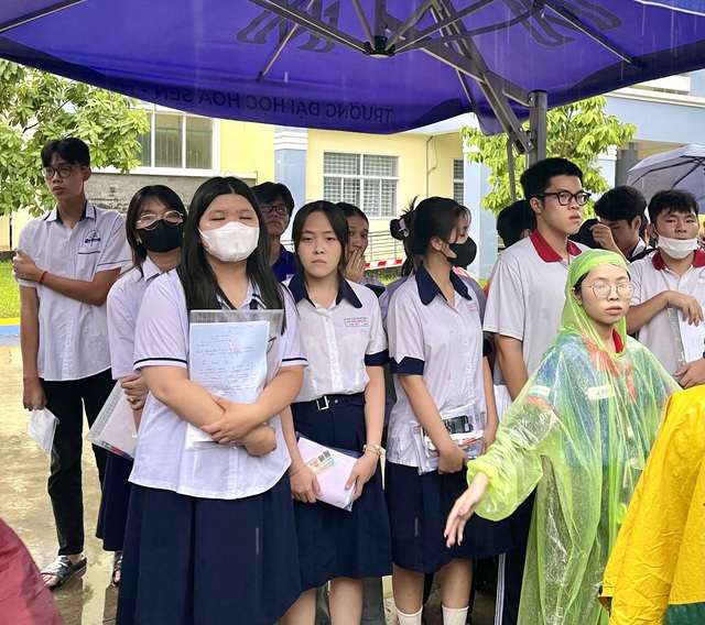 Thi tốt nghiệp THPT 2025: Thí sinh đội mưa về buồn rượi vì đề toán khó - Ảnh 2.