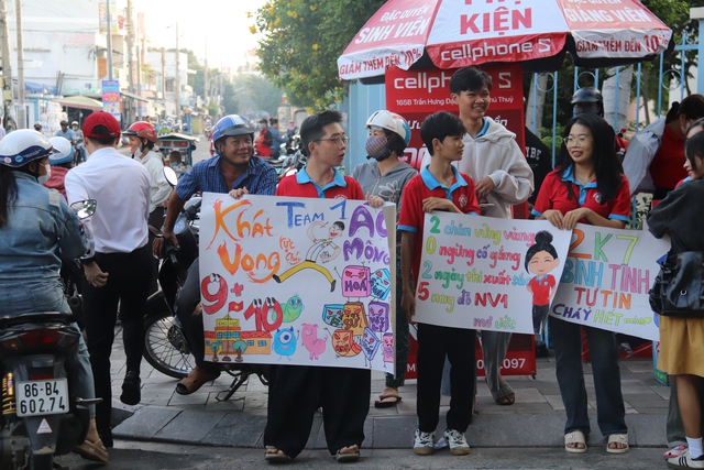 Tiếp sức gen z mùa thi tại Bình Thuận: Bộ đội Phòng không - Không quân hỗ trợ thí sinh - Ảnh 4.