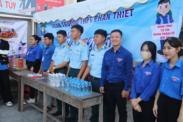 Tiếp sức gen z mùa thi tại Bình Thuận: Bộ đội Phòng không - Không quân hỗ trợ thí sinh - Ảnh 1.