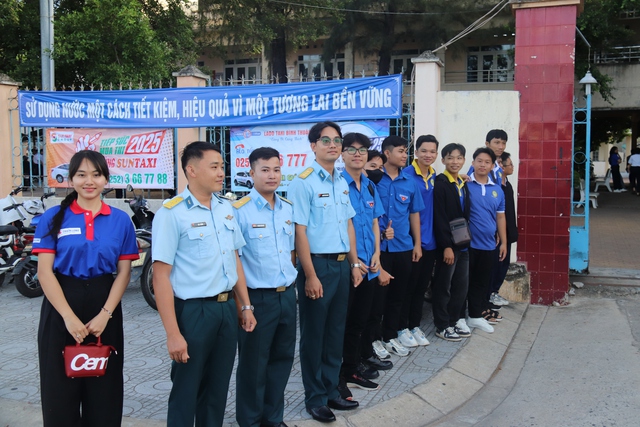 Tiếp sức gen z mùa thi tại Bình Thuận: Bộ đội Phòng không - Không quân hỗ trợ thí sinh - Ảnh 2.