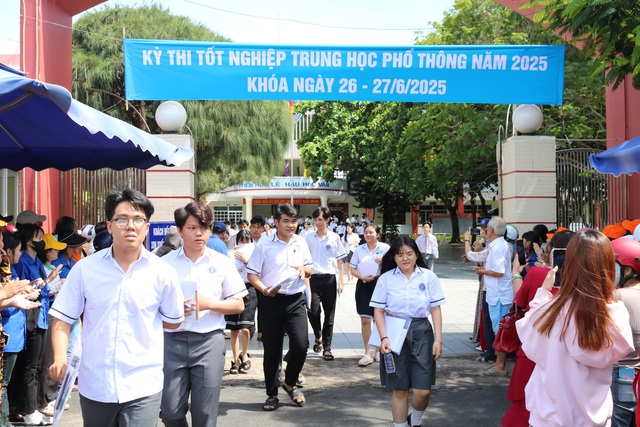 Thi tốt nghiệp THPT 2025: Thí sinh Phú Yên bật khóc khi đọc đề ngữ văn - Ảnh 1.