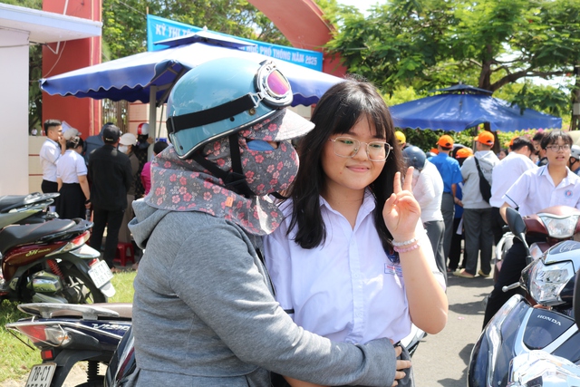 Thi tốt nghiệp THPT 2025: Thí sinh Phú Yên bật khóc khi đọc đề ngữ văn - Ảnh 2.