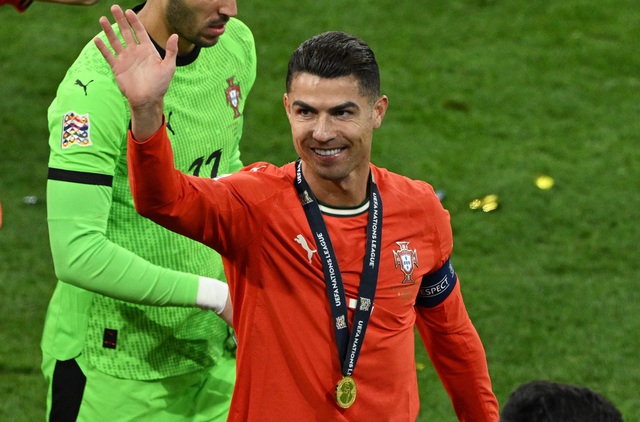 Tiết lộ mức lương khủng của Ronaldo khi ở lại Al Nassr, bỏ xa Messi- Ảnh 1.