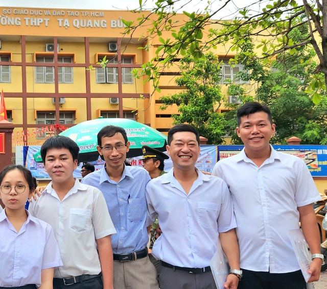 Thí sinh 40 tuổi thi tốt nghiệp THPT: ‘Tôi muốn con nhìn vào để cố gắng’ Thí sinh 40 tuổi thi tốt nghiệp THPT: ‘Tôi muốn con nhìn vào để cố gắng’