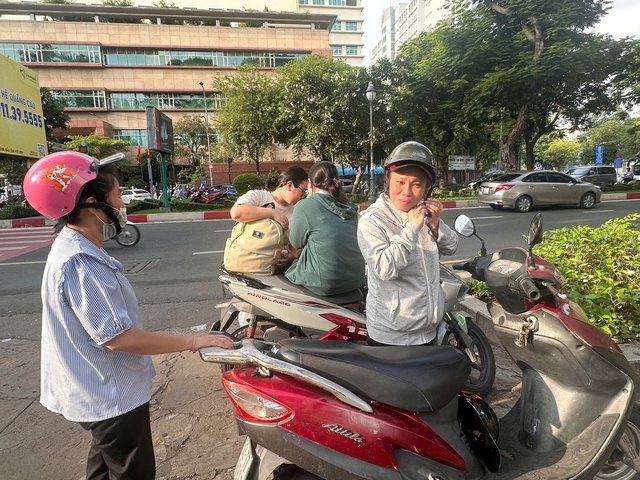 

Chị Bùi Kim Ngọc Thùy, phụ huynh hỗ trợ thí sinh gọi điện cho gia đình  