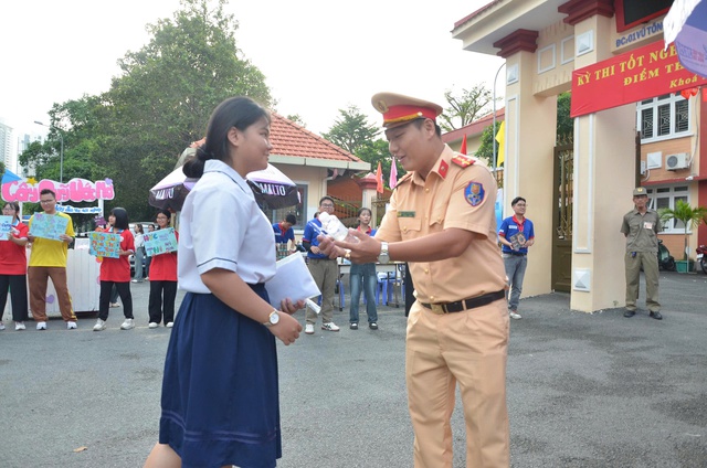 CSGT TP.HCM chạy mô tô đặc chủng đưa thí sinh thi tốt nghiệp THPT về lấy CCCD - Ảnh 2.