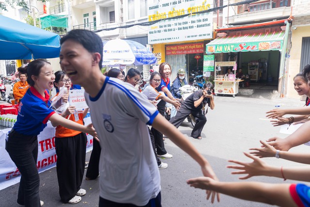 

Sĩ tử vào điểm thi với tâm trạng phấn khởi  