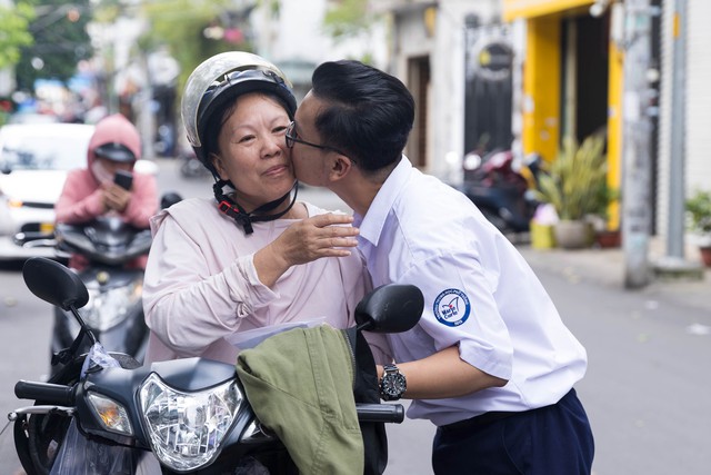 

Khoảnh khắc dễ thương của hai mẹ con trước cửa trường thi  