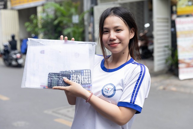

Một thí sinh 'check-in' trước giờ thi tốt nghiệp THPT môn toán  