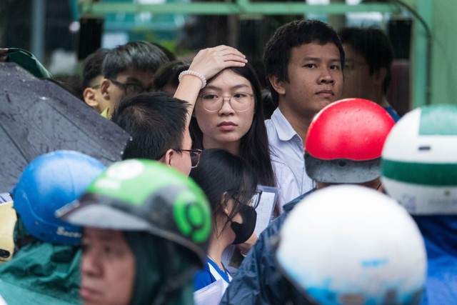 Thí sinh sốc vì đề toán thi tốt nghiệp THPT ‘đọc vô không biết làm’ - Ảnh 1.