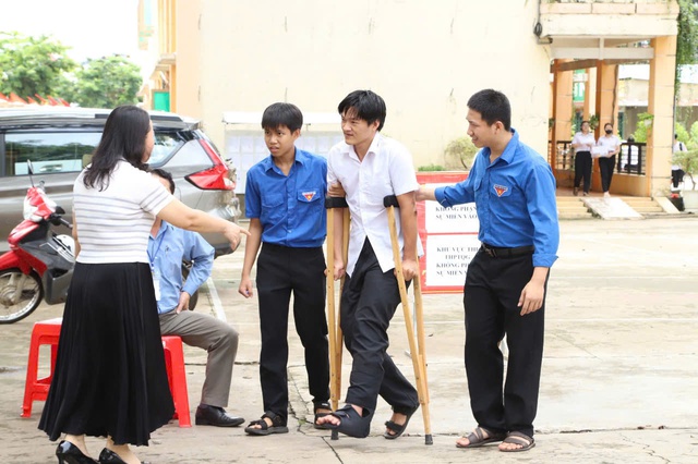 Thanh niên liên tục điện thoại gia đình thí sinh vì sợ trễ giờ thi- Ảnh 7. Giúp thí sinh không bị trễ thi - Ảnh 4.