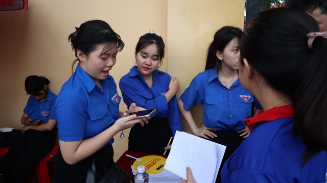Thanh niên liên tục điện thoại gia đình thí sinh vì sợ trễ giờ thi- Ảnh 4. Giúp thí sinh không bị trễ thi - Ảnh 3.