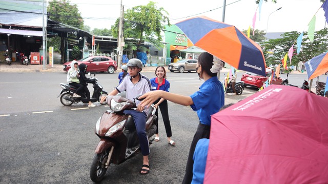 Thanh niên liên tục điện thoại gia đình thí sinh vì sợ trễ giờ thi- Ảnh 3. Giúp thí sinh không bị trễ thi - Ảnh 2.