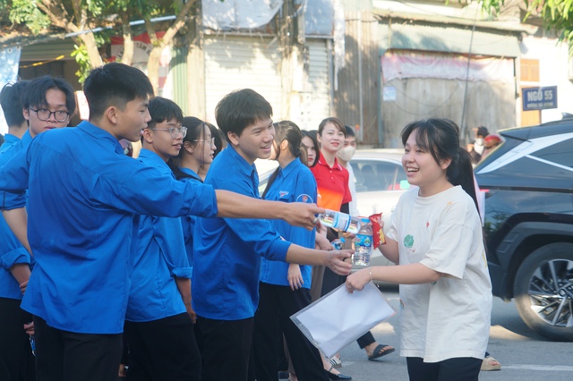 Tình nguyện mùa thi: 1.600 áo xanh hỗ trợ sĩ tử Hà Tĩnh - Ảnh 1.