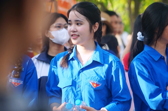 Tình nguyện mùa thi: 1.600 áo xanh hỗ trợ sĩ tử Hà Tĩnh - Ảnh 4.