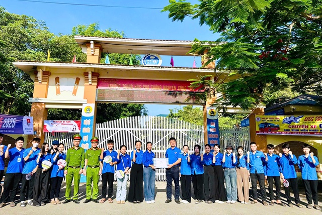 Tình nguyện mùa thi: 1.600 áo xanh hỗ trợ sĩ tử Hà Tĩnh - Ảnh 7.
