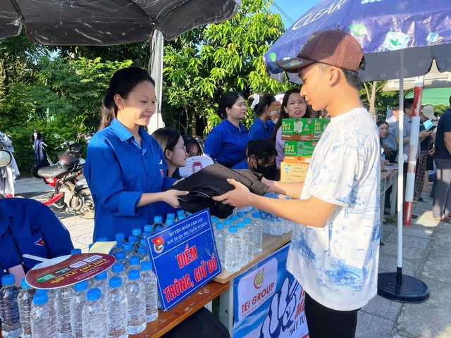 Tình nguyện mùa thi: 1.600 áo xanh hỗ trợ sĩ tử Hà Tĩnh - Ảnh 2.