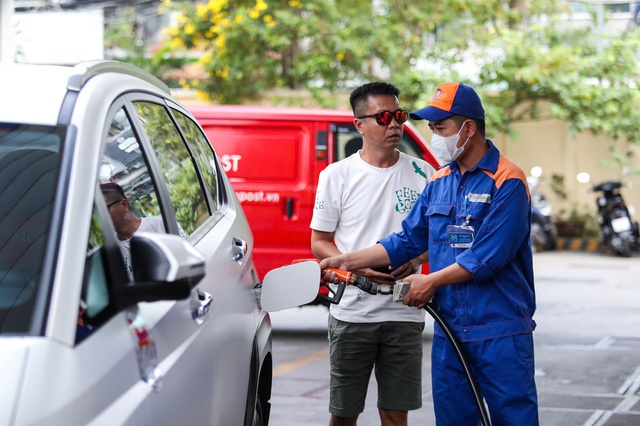 Gi&aacute; xăng dầu h&ocirc;m nay 6.10.2025: Quay đầu tăng mạnh - Ảnh 1.