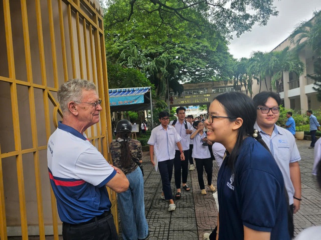 Thầy giáo Tây hơn 6 năm vỗ tay, chờ thí sinh thi tốt nghiệp trước cổng trường