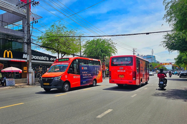 16 xe đưa đón cán bộ từ Ninh Thuận đi Khánh Hòa hằng tuần- Ảnh 2. 16 xe đưa đón cán bộ từ Ninh Thuận đi Khánh Hòa hằng tuần- Ảnh 2.