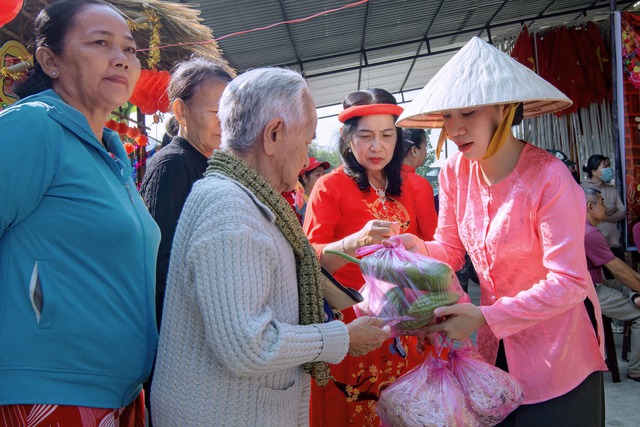 Trao ngàn sẻ chia, đong đầy hạnh phúc - Ảnh 2.