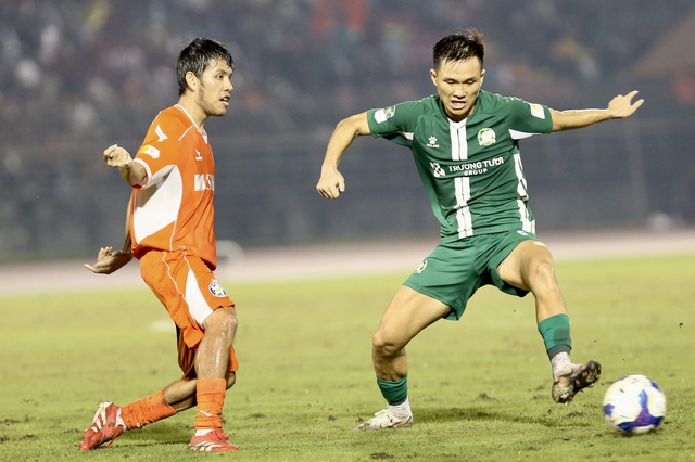 Cản phá ngoạn mục quả phạt đền của Công Phượng, Bùi Tiến Dũng: 'Tôi quá vui, Đà Nẵng kiên cường trụ hạng’- Ảnh 12. Cản phá ngoạn mục quả phạt đền của Công Phượng, Bùi Tiến Dũng: 'Tôi quá vui, Đà Nẵng kiên cường trụ hạng’- Ảnh 12.
