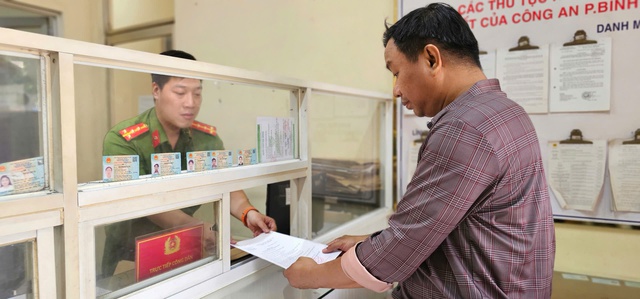 C&ocirc;ng an TP.HCM tận tụy hỗ trợ người d&acirc;n l&agrave;m thủ tục h&agrave;nh ch&iacute;nh- Ảnh 2.