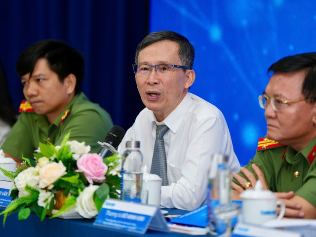 Tiến sĩ Huỳnh Văn Thông: Chống tin giả phải thực sự là một cuộc chiến Tiến sĩ Huỳnh Văn Thông: Chống tin giả phải thực sự là một cuộc chiến