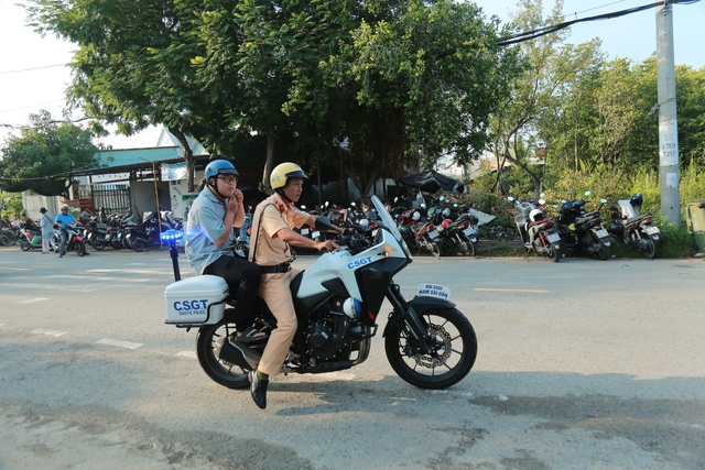 Gi&aacute;o vi&ecirc;n nhờ c&ocirc;ng an hỗ trợ đưa th&iacute; sinh đến ph&ograve;ng thi - Ảnh 1.