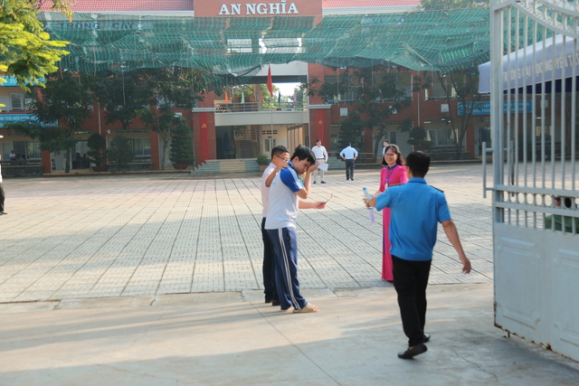 Gi&aacute;o vi&ecirc;n nhờ c&ocirc;ng an hỗ trợ đưa th&iacute; sinh đến ph&ograve;ng thi - Ảnh 2.