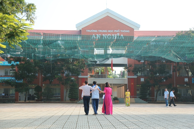 Gi&aacute;o vi&ecirc;n nhờ c&ocirc;ng an hỗ trợ đưa th&iacute; sinh đến ph&ograve;ng thi - Ảnh 3.