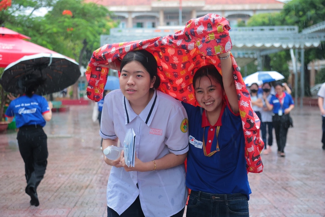 Vững lòng thí sinh, ấm lòng phụ huynh - Ảnh 4.
