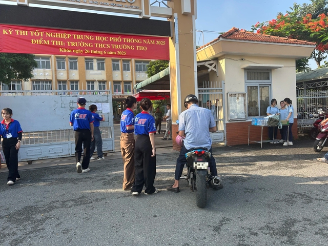Thí sinh ngủ quên đi thi trễ được tình nguyện viên hỗ trợ kịp thời - Ảnh 5.