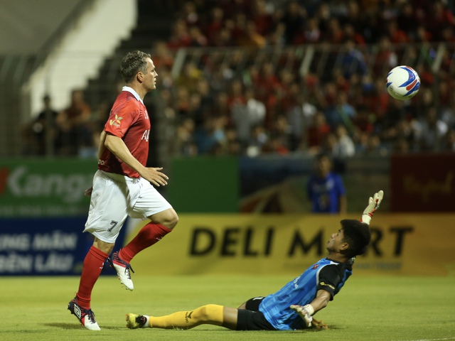 Michael Owen, Lê Huỳnh Đức cùng tỏa sáng trong ngày huyền thoại M.U giành chiến thắng ở Đà Nẵng Michael Owen, Lê Huỳnh Đức cùng tỏa sáng trong ngày huyền thoại M.U giành chiến thắng ở Đà Nẵng
