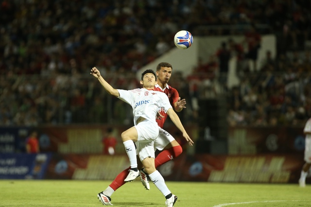 Michael Owen, Lê Huỳnh Đức cùng tỏa sáng trong ngày huyền thoại M.U giành chiến thắng ở Đà Nẵng- Ảnh 10. Michael Owen, Lê Huỳnh Đức cùng tỏa sáng trong ngày huyền thoại M.U giành chiến thắng ở Đà Nẵng- Ảnh 10.