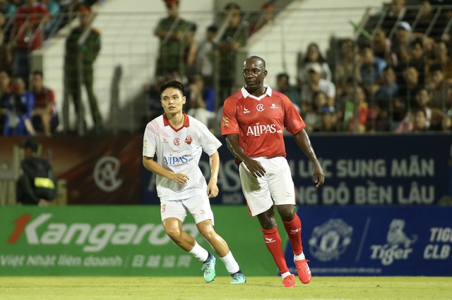 Michael Owen, Lê Huỳnh Đức cùng tỏa sáng trong ngày huyền thoại M.U giành chiến thắng ở Đà Nẵng- Ảnh 11. Michael Owen, Lê Huỳnh Đức cùng tỏa sáng trong ngày huyền thoại M.U giành chiến thắng ở Đà Nẵng- Ảnh 11.