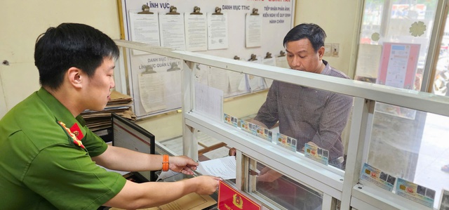 C&ocirc;ng an TP.HCM tận tụy hỗ trợ người d&acirc;n l&agrave;m thủ tục h&agrave;nh ch&iacute;nh- Ảnh 1.