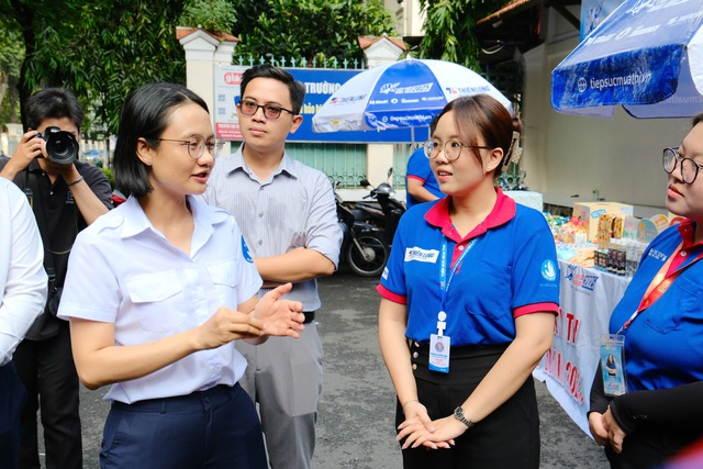 Đoàn công tác thăm tình nguyện viên Chương trình Tiếp sức mùa thi - Ảnh 4.