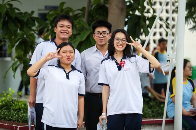 Thi tốt nghiệp THPT 2025: Xem gợi ý giải đề thi môn tiếng Anh tại đây - Ảnh 2.