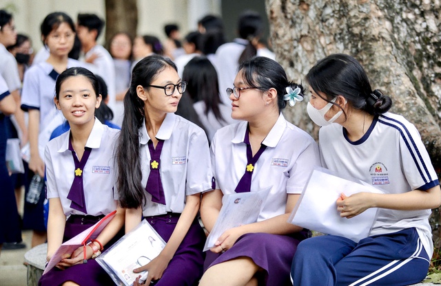 Thi tốt nghiệp THPT 2025: Đề tiếng Anh hay và khó, dự đoán đa số 5, 6 điểm- Ảnh 1. Thi tốt nghiệp THPT 2025: Đề tiếng Anh hay và khó, dự đoán đa số 5, 6 điểm- Ảnh 1.