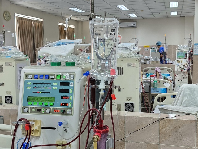 Suy thận rình rập người trẻ: Đừng để tiểu ra máu, phù chân mới đi khám Suy thận rình rập người trẻ: Đừng để tiểu ra máu, phù chân mới đi khám