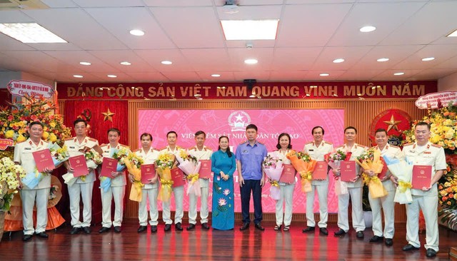 TP.HCM: Bổ nhiệm lãnh đạo Viện KSND TP.HCM và 19 Viện trưởng Viện KSND khu vực - Ảnh 2.