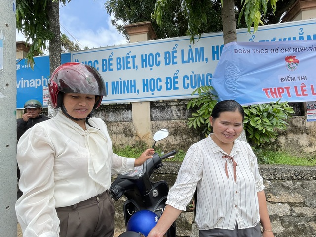 Đi thi tốt nghiệp ở tuổi 40 để viết tiếp giấc mơ còn dang dở - Ảnh 2.