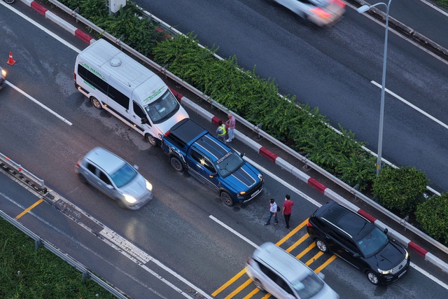 Hai ô tô tông nhau trên cao tốc TP.HCM – Long Thành, giao thông ùn ứ Hai ô tô tông nhau trên cao tốc TP.HCM – Long Thành, giao thông ùn ứ
