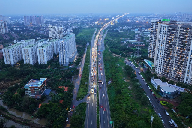 Hai ô tô tông nhau trên cao tốc TP.HCM - Long Thành, giao thông ùn ứ- Ảnh 2. Hai ô tô tông nhau trên cao tốc TP.HCM - Long Thành, giao thông ùn ứ- Ảnh 2.