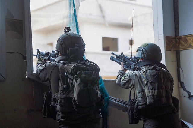 Binh sĩ Israel tố có lệnh bắn vào người Palestine gần điểm cứu trợ ở Gaza Binh sĩ Israel tố có lệnh bắn vào người Palestine gần điểm cứu trợ ở Gaza